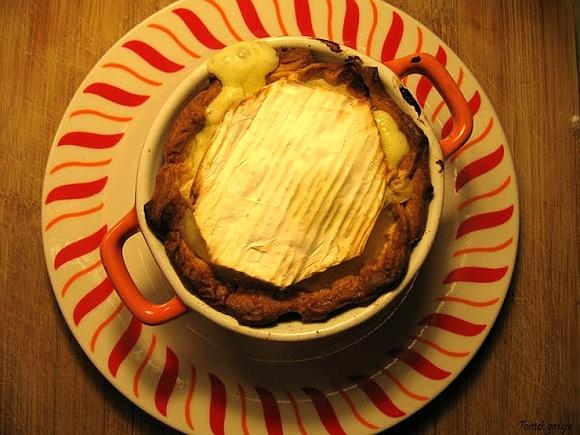 Camembert zapiekany w kruchym cieście z owocami