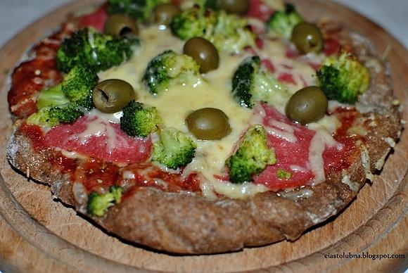 Pizza na dwa sposoby na pełnoziarnistym cieście