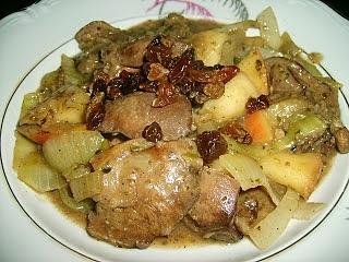 Wątróbka z rodzynkami, jabłkami i cebulą na kolację