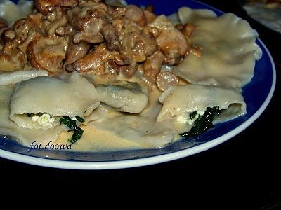 Pierogi ze szpinakiem w sosie z kurek