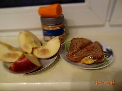 Tost z serem i ketchupem, jabłko z masłem orzechowym
