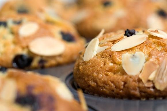 Muffinki z owocami i płatkami migdałów