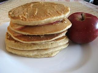 Pełnoziarniste pancakes z masłem orzechowym i jabłkiem
