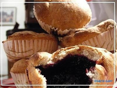 Drożdżowe babeczki z mąki orkiszowej z nadzieniem z czarnej porzeczki