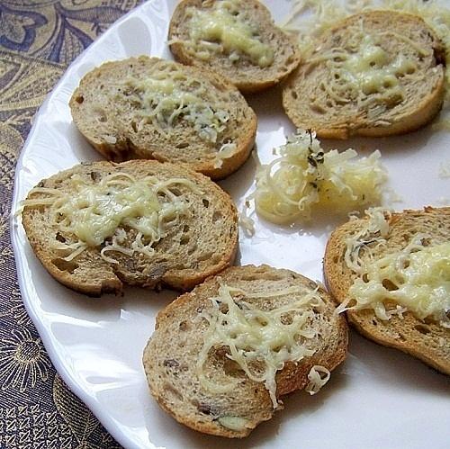 Grzanki z patelni czosnkowo-serowe