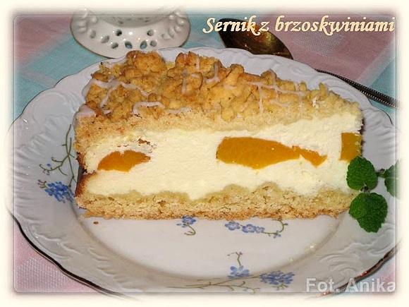 Sernik z brzoskwiniami