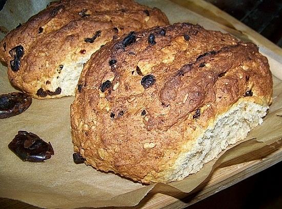 Chleb razowy z daktylami i słonecznikiem