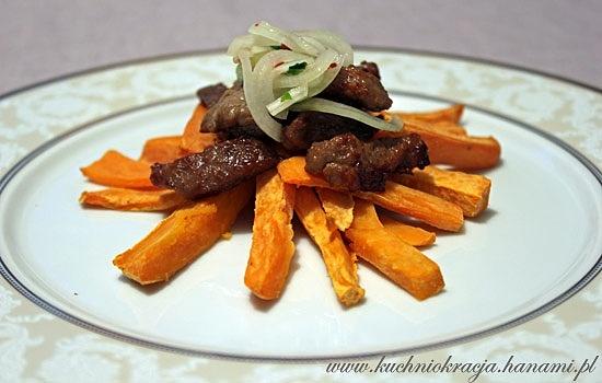 Wołowe chicharrones z salsa criolla i słodkimi ziemniakami