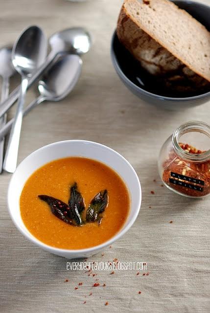 Zupa z czerwonej soczewicy ze skórką parmezanu