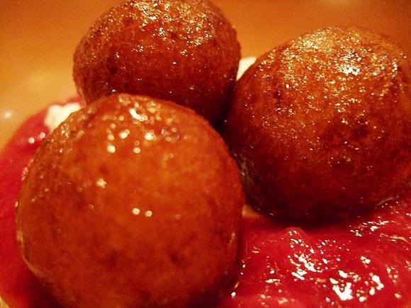 Gulab Jamun - tradycyjny indyjski deser z kulkami z ciasta i syropem