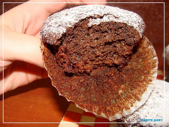 Razowe muffiny z czekoladą i orzechami