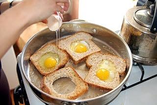 Egg in the basket - przepis na jajko w koszulce na toście