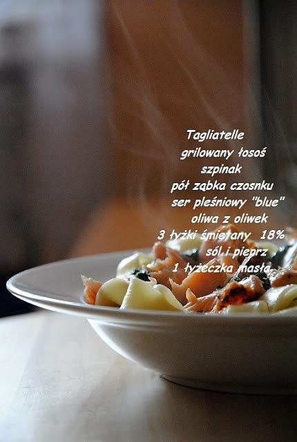 Kobieto-puchu marny zjedz makarony