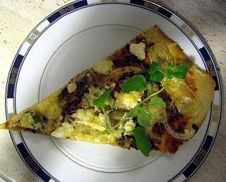 Pizza na cienkim cieście z drożdżami i składnikami według przepisu