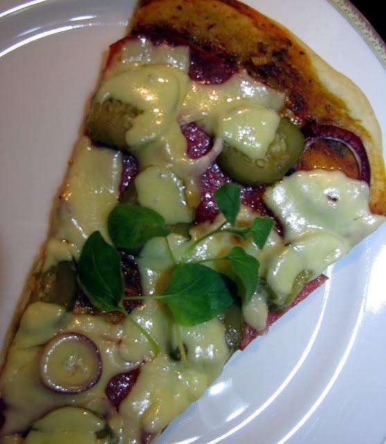 Pizza na cienkim cieście z sosem pomidorowym