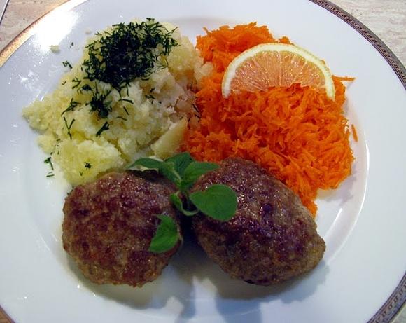Kotlety mielone z czosnkiem i surówką z marchewki