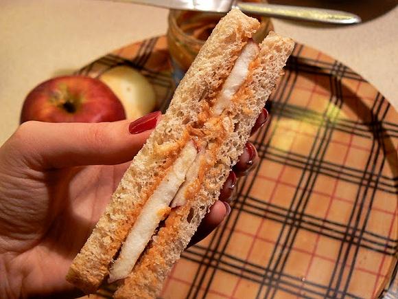 Śniadaniowy sandwich z masłem orzechowym i jabłkiem