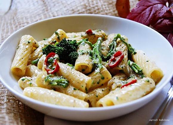 Rigatoni z brokułami w serowym sosie