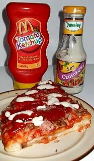 Pizza z szynką i pieczarkami