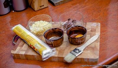 Paluchy z kminkiem, serem żółtym i anchois