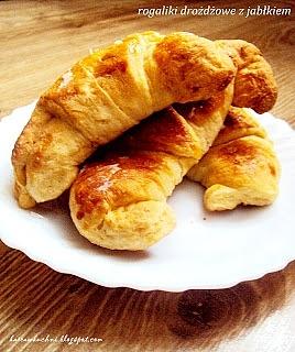 Rogaliki drożdżowe z jabłkiem i czekoladą - szybki przepis