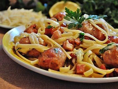 Makaron linguine z sosem carbonara i kiełbasą