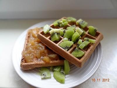 Gofry kakaowe z dżemem jabłkowym, kiwi i syropem klonowym