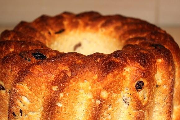 Ciasto na babę z rodzynkami i drożdżami