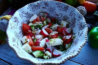 Sałatka z mozzarellą, ogórkiem i pomidorem