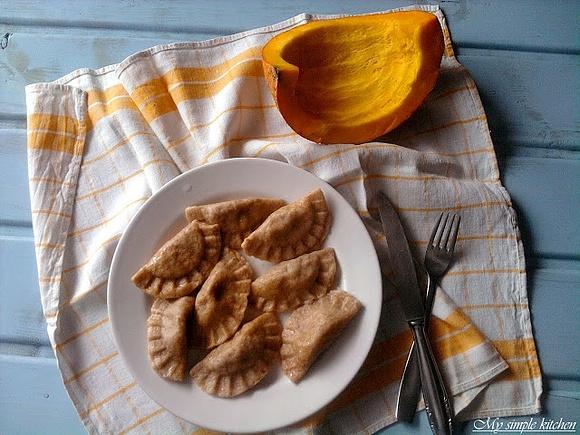 Pierogi z dynią, orzechami i cebulą