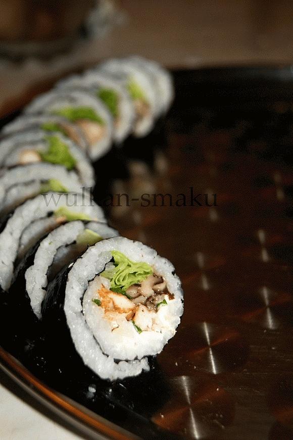 Sushi z kurczakiem, sałatą, philadelphią i grzybami shitake