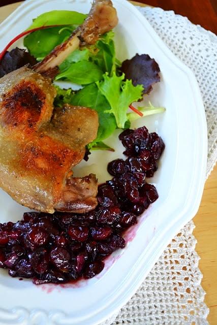 Uda confit z gęsi z żurawiną w czerwonym winie na świętego Marcina