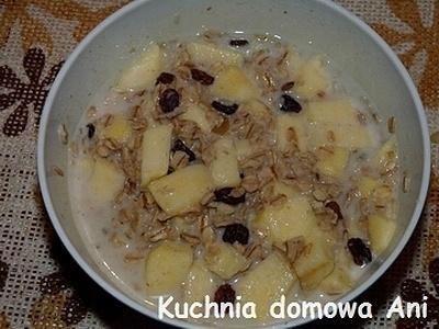 Owsianka z jabłkiem i rodzynkami