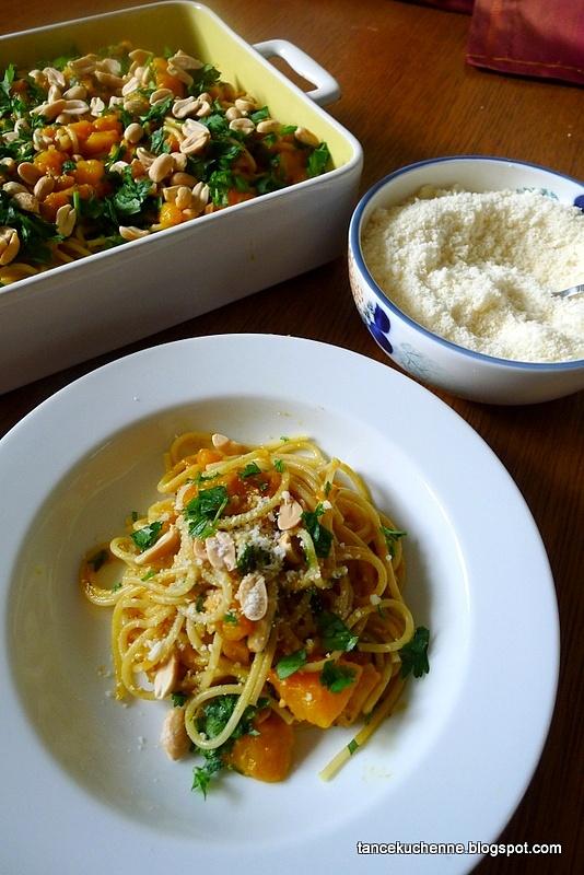 Spaghetti z dynią, mleczkiem kokosowym i orzeszkami arachidowymi