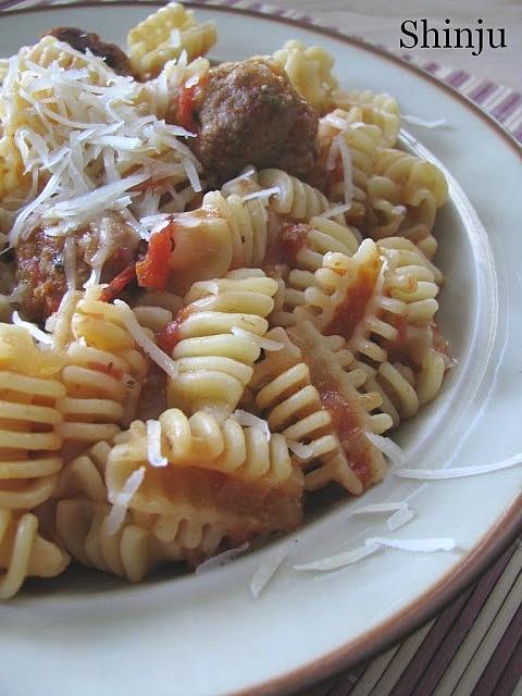 Klopsiki z dymką i pieczoną papryką w sosie pomidorowo-paprykowym