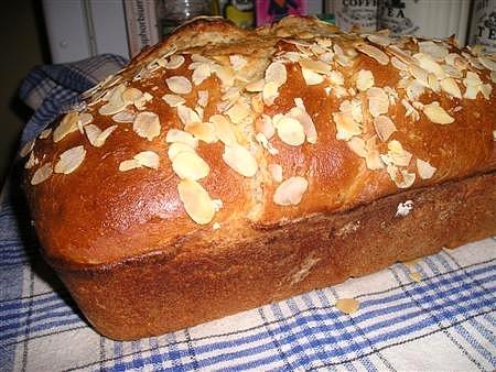 Rosyjska chałka chlebowa na zakwasie przykłada do piekarnika