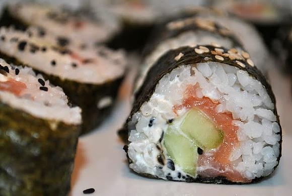 Domowe sushi z łososiem - łatwy przepis