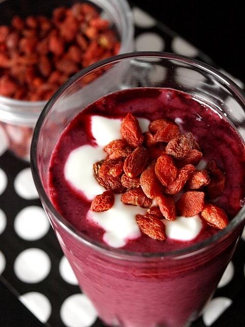 Zdrowe smoothie z lnem złocistym i owocami goji