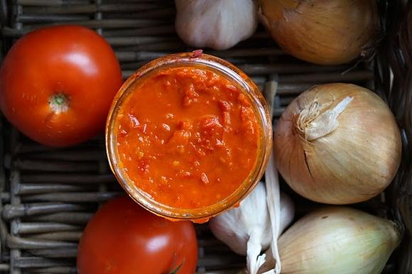 Ajvar domowy z pomidorów i papryki, receptura serbska
