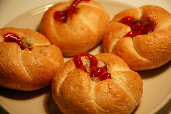 Bułki zapiekane z pieczarkami i suszonymi pomidorami