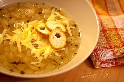 Zupa cebulowa z serem i ziołami