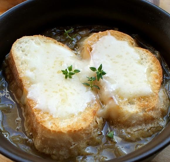 Zupa cebulowa - przepis na pyszną i aromatyczną zupę z cebuli