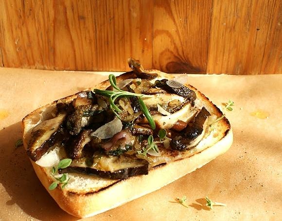 Bruschetta z leśnymi grzybami