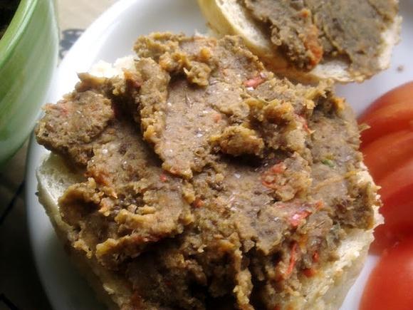Pasta z brązowej soczewicy i pieczonej papryki
