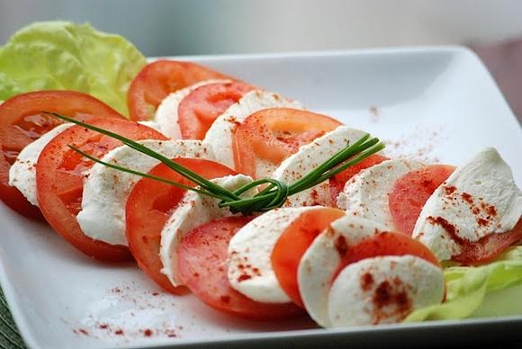 Sałatka Caprese ze mozzarellą