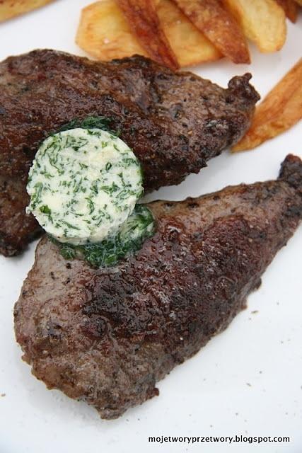 Steak wołowy z masłem czosnkowym