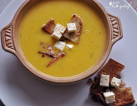 Polsko-włoska zupa dyniowa z grzankami, serem korycińskim i parmezanem