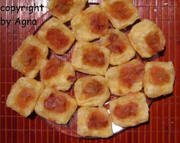 Ciasteczka z duszonymi jabłkami na cieście francuskim
