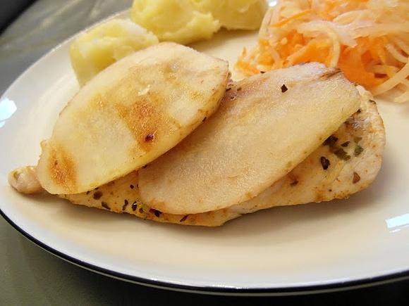 Gruszka na piedestale z kurczakiem i przyprawami