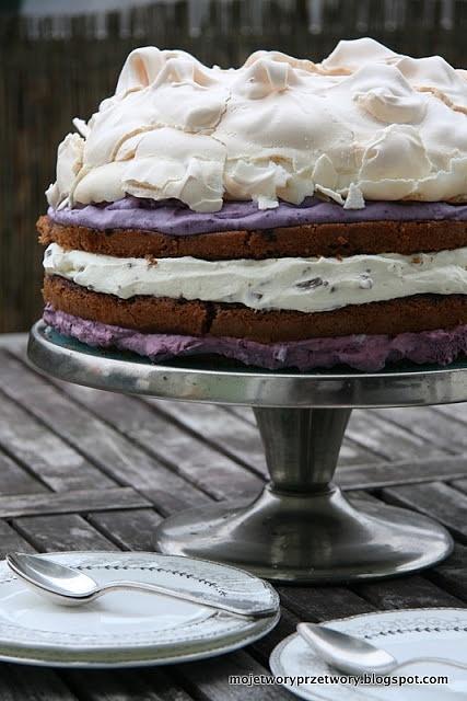 Urodzinowy tort z mascarpone, jagodami, bezą i kokosowym akcentem